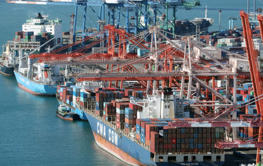 급격한 환율 급등 영향으로 가격을 인상한 우리나라 기업이 40%에 가까운 것으로 나타났다. 연합뉴스